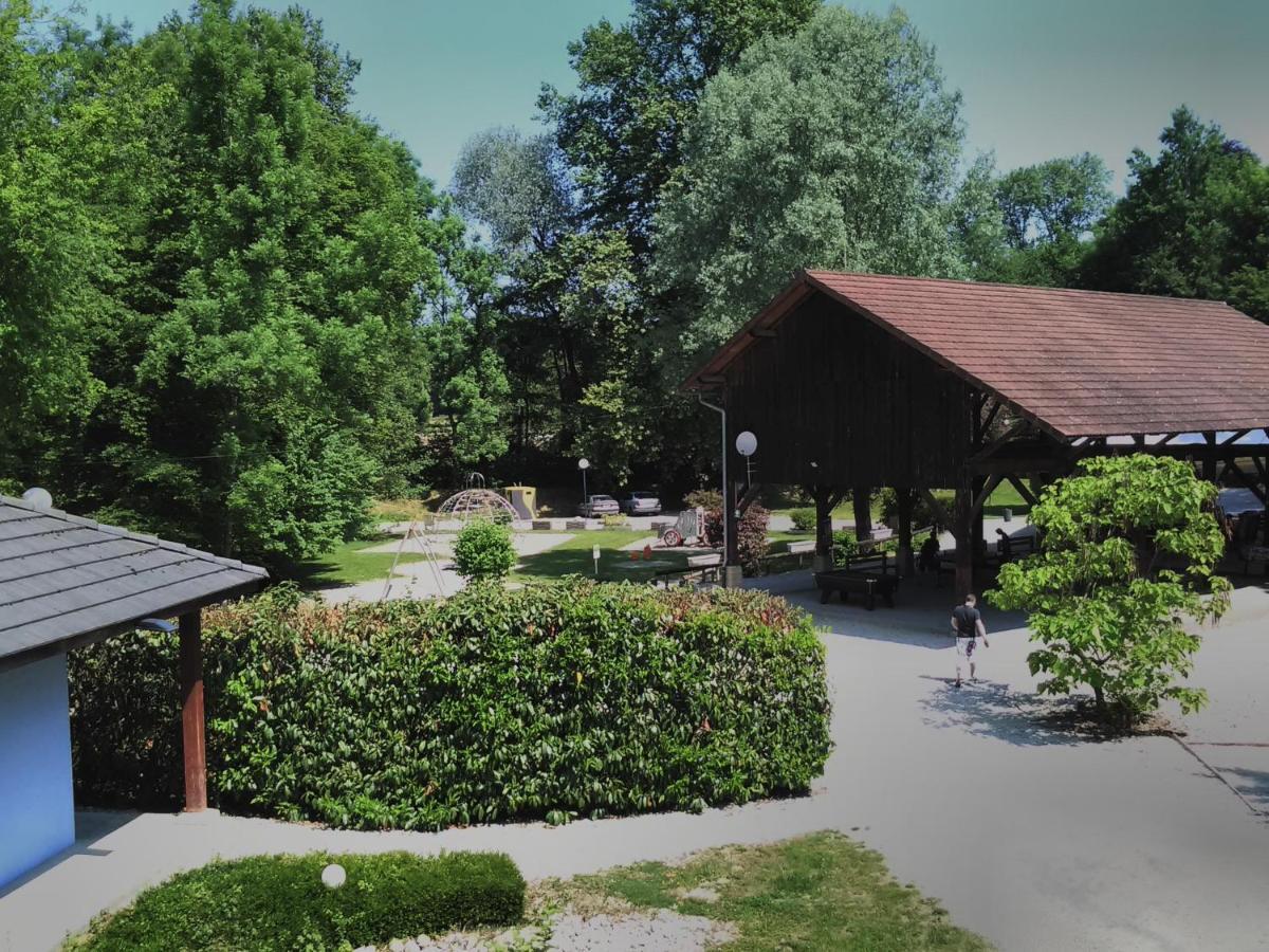 Belmont-Tramonet Le Camping Des 3 Lacs מראה חיצוני תמונה